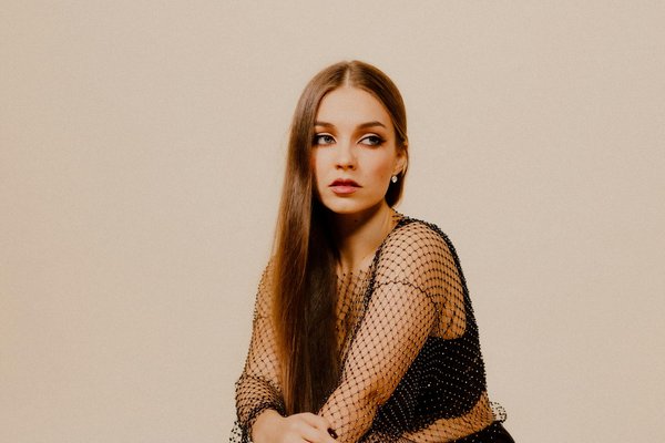 How Can the UK's Evolving Fashion Scene Inspire Empowerment in Women?